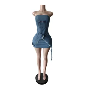 Vorderansicht eines trägerlosen Jeans-Minikleids mit unregelmäßigem, offenem Saum.
