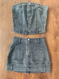Vintage-Set aus gewaschenem grauem Denim mit trägerlosem Top und Minirock mit Reißverschluss