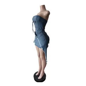Detaillierte Seitenansicht eines blauen trägerlosen Jeanskleides mit Fransensaum