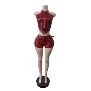 Completo due pezzi sexy in ecopelle rossa con top a fascia e pantaloncini a vita.