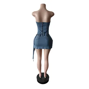 Rückansicht eines trägerlosen Denim-Minikleides mit unregelmäßigem Saum und Reißverschluss.