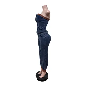 Profil latéral d'un ensemble top bandeau en denim bleu et pantalon long sur un mannequin
