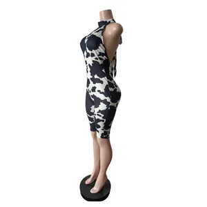 Seitenansicht eines ärmellosen Overalls mit Kuhmuster und Neckholder für Damen