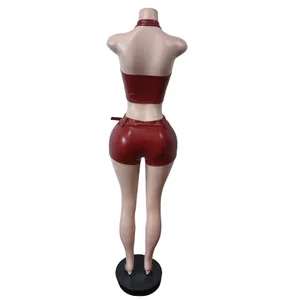 Dettaglio posteriore del completo due pezzi in ecopelle rossa con top a lupetto