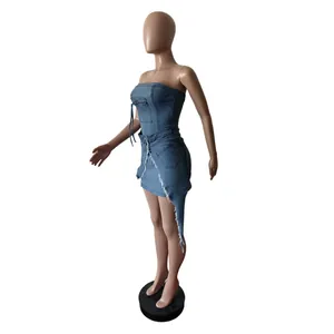 Seitenansicht eines blauen trägerlosen Jeanskleides mit asymmetrischem Saum auf Mannequin