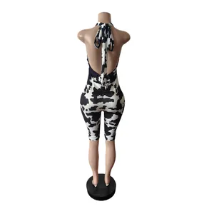Detailansicht Rückseite: Sexy Neckholder-Einteiler mit Kuhmuster und engen Shorts