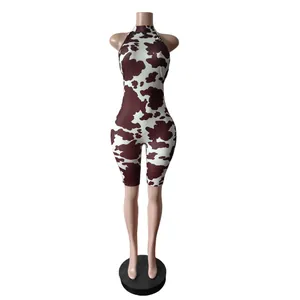 Detailansicht eines ärmellosen Neckholder-Jumpsuits mit engem Schnitt und Kuhmuster-Print.