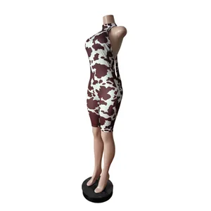Seitenansicht eines Jumpsuits mit Kuhmuster und Neckholder auf einer Schaufensterpuppe.