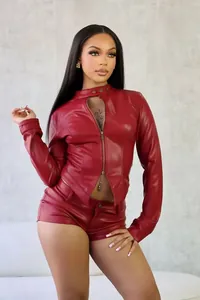 Schickes zweiteiliges rotes Kunstleder-Set mit Langarmjacke und schmalen Shorts