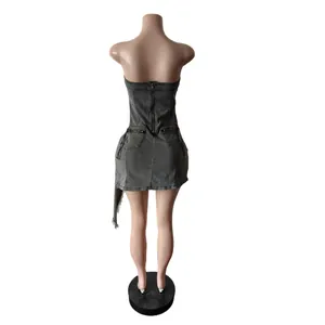 Rückansicht graues trägerloses Jeans-Minikleid mit asymmetrischem Saum und Reißverschluss.