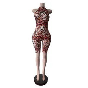 Detailansicht eines sexy Jumpsuits mit Leopardenmuster, Neckholder und ärmellosem Design