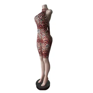 Seitenansicht eines sexy Leopard-Print-Neckholder-Jumpsuits in schmaler Passform