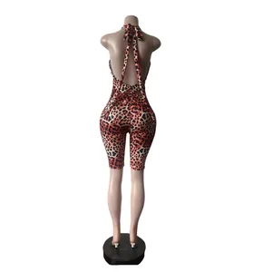 Detaillierte Rückansicht eines sexy Jumpsuits mit Leopardenmuster und Neckholder