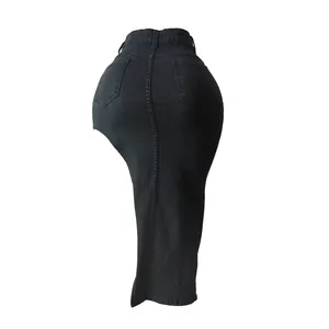 Vista posteriore di una gonna longuette in denim elasticizzato nero a vita alta.