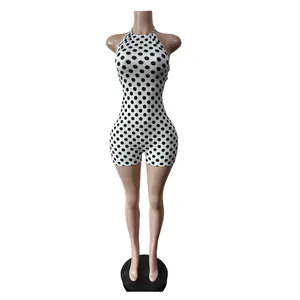 Vue détaillée d'une combinaison dos nu à pois d'été présentée sur un mannequin professionnel.