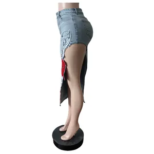 Vista laterale dettagliata di una gonna in denim elasticizzato retrò con ricami a lettere