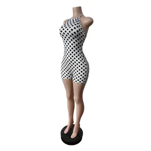 Vue de profil d'un combishort blanc à dos nu avec un motif à pois noirs élégant.