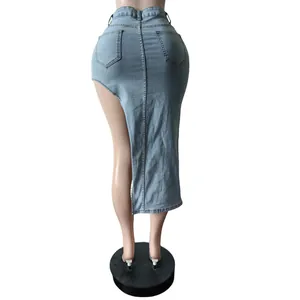 Vista posteriore dettagliata di una gonna in denim asimmetrica blu chiaro con orlo