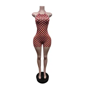 Combishort dos nu à pois rouges et blancs présenté sur un mannequin féminin de mode.