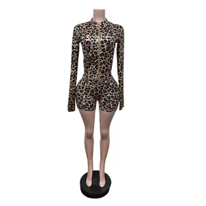 Gedetailleerd beeld van luipaardprint sportset met top met lange mouwen en rits en shorts