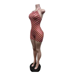 Vue latérale d'un combishort dos nu rouge à pois blancs présenté sur un mannequin