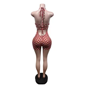Vue arrière détaillée d'une barboteuse dos nu à pois rouges et blancs avec lacets au cou