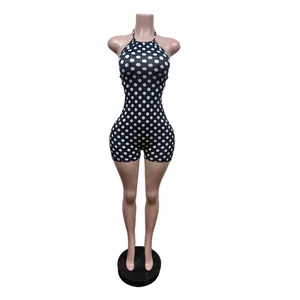 Vue frontale d'un combishort à pois noirs et blancs avec col licou sur un mannequin