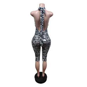 Vista posteriore dettagliata della tuta da donna con stampa zebra e schiena nuda.