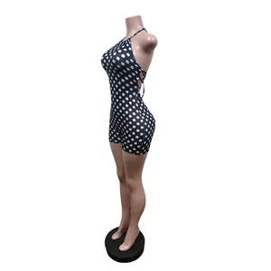 Vue latérale d'un combishort dos nu à pois avec détails de laçage latéraux sur un mannequin