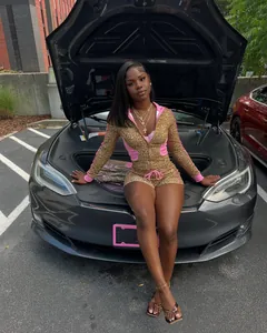 Lifestyle-Aufnahme eines Models in einem rosa Leopard-Shorts-Set mit langen Ärmeln auf Auto