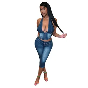 Completo due pezzi in denim scuro con top a fascia e pantaloni capri elasticizzati.