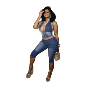 Set due pezzi in denim blu alla moda con top a fascia e pantaloni capri slim fit coordinati