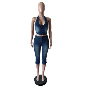 Set in denim due pezzi con top all'americana con zip e pantaloni capri slim su manichino