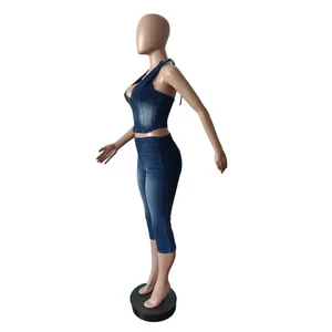 Vista dettagliata di un set in denim elasticizzato con top a fascia e pinocchietti.
