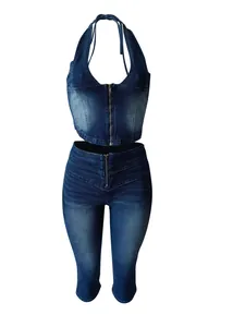 Elegante completo denim due pezzi con top all'americana e capri a vita alta blu