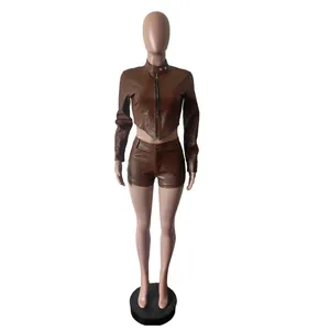 Zweiteiliges Set aus braunem PU-Leder mit langärmeliger Crop-Jacke und engen Shorts
