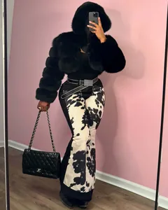 Detailansicht der modischen Damen-Schlagjeans mit hoher Taille und Kuhmuster-Print