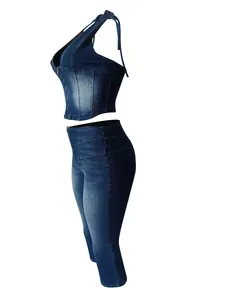 Vista laterale dettagliata del top halter in denim e del set di pantaloni a pinocchietto