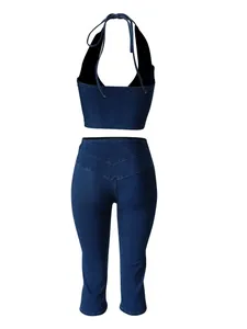 Vista posteriore di un set crop top in denim blu scuro e pantaloni capri a vita alta