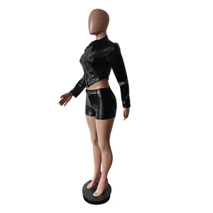 Modisches Damen-Set aus schwarzem PU-Leder mit Jacke und kurzen Shorts in Schwarz
