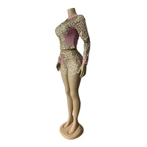Seitenansicht-Detail des modischen Leopard-Print Langarm-Oberteils und Shorts-Sets