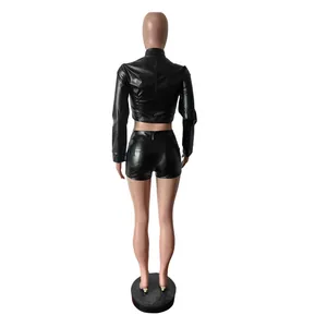 Rückansicht eines schwarzen Kunstleder-Sets aus Langarm-Crop-Top und Shorts an einer Puppe.