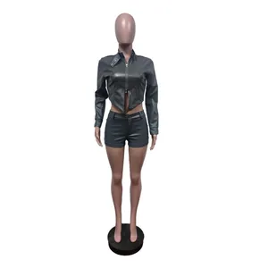 Vorderansicht eines schwarzen Sets aus PU-Leder mit bauchfreier Jacke und Shorts auf Mannequin