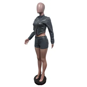 Zweiteiliges dunkelgraues PU-Leder-Set mit langärmeliger Crop-Jacke und engen Shorts.