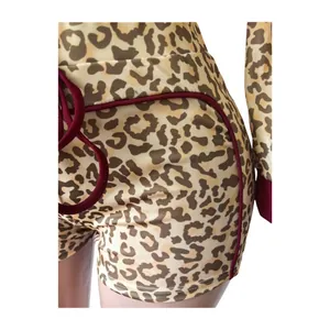 Detailansicht der Leopard-Print-Shorts mit weinrotem Kordelzug und elastischem Bund