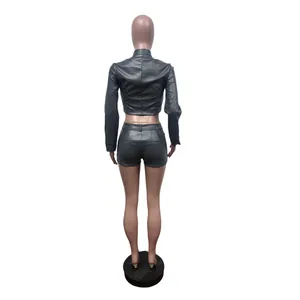 Rückansicht eines grauen PU-Leder-Zweiteilers mit langärmeligem Crop-Top und Shorts