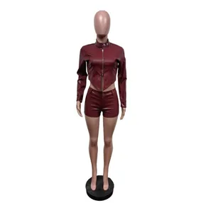 Burgunderrotes PU-Leder-Set aus kurzer Jacke und Shorts in der kompletten Vorderansicht