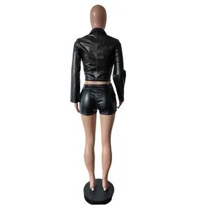 Vista posteriore di un set casual con giacca a maniche lunghe e pantaloncini in pelle PU nera