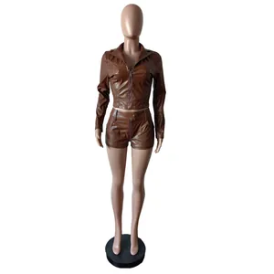 Vista frontale dettagliata del set giacca e pantaloncini in pelle PU marrone da donna