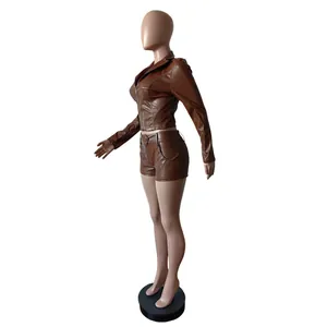 Vista laterale dettagliata di un completo da donna con giacca e shorts in pelle PU.